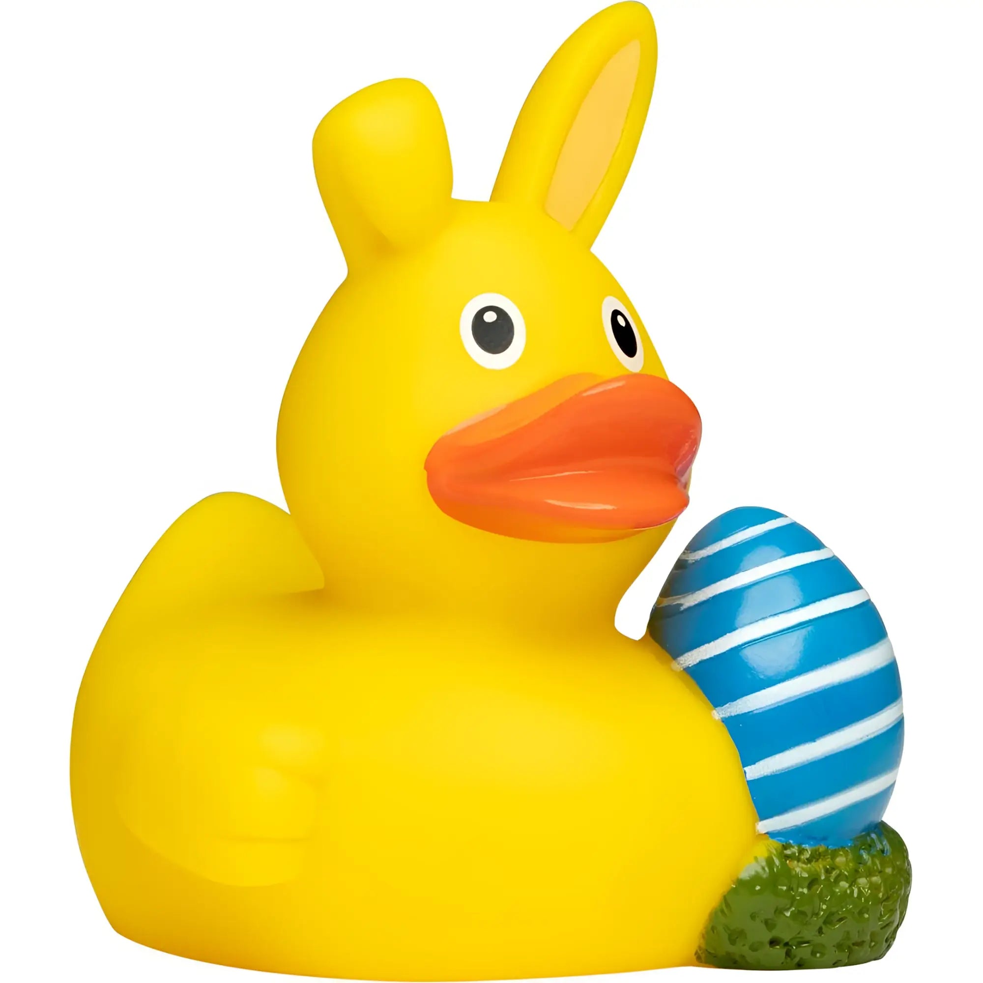 Gelbe badeente mit hasenohren und oranger schnabel liegt neben blau weiß gestreiftem osterei