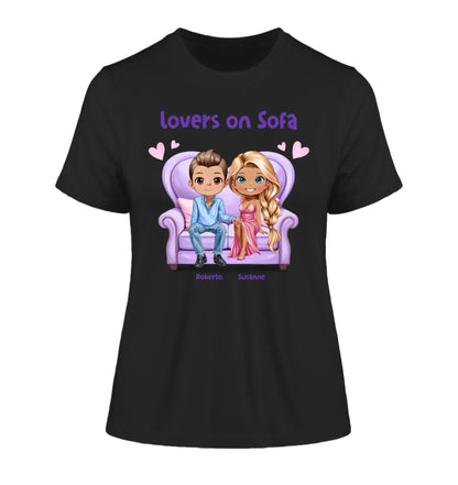 Paar-Design: Lovers on Sofa mit Geschlechtswahl • (2-4 personalisierbare Figuren) - Damen T-Shirt (Fitted) • Bio