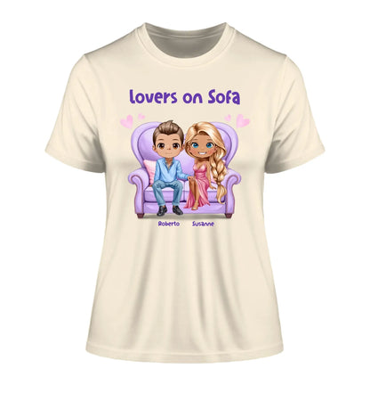 Paar-Design: Lovers on Sofa mit Geschlechtswahl • (2-4 personalisierbare Figuren) - Damen T-Shirt (Fitted) • Bio