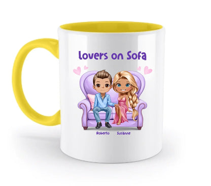 Paar-Design: Lovers on Sofa mit Geschlechtswahl • (2-4 personalisierbare Figuren) - Zweifarbige Tasse / Yellow / 330ml