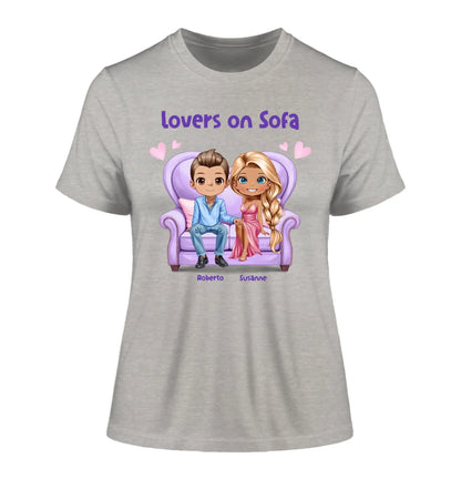 Paar-Design: Lovers on Sofa mit Geschlechtswahl • (2-4 personalisierbare Figuren) - Damen T-Shirt (Fitted) • Bio