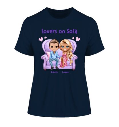 Paar-Design: Lovers on Sofa mit Geschlechtswahl • (2-4 personalisierbare Figuren) - Damen T-Shirt (Fitted) • Bio