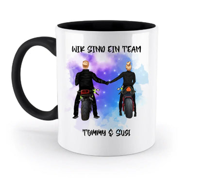 Weiße keramiktasse mit schwarzem griff und innen mit motorradpaar illustration vor sternenhimmel personalisierbar