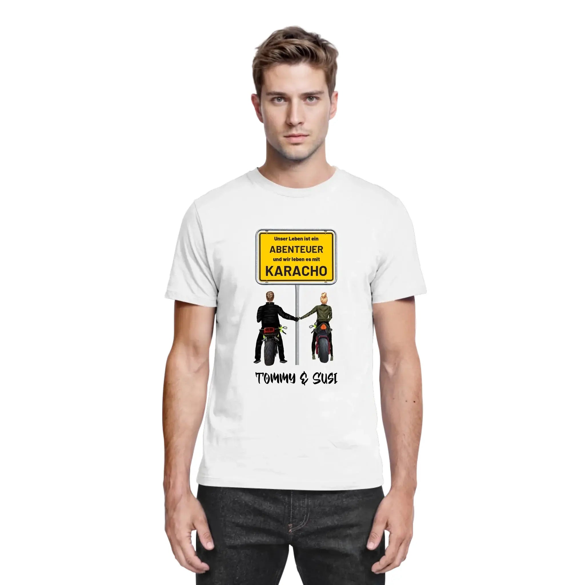Weiße baumwoll t shirt mit grafik von zwei motorradfahrern die sich unter einem gelben straßenschild die hand geben und tommy und susi text