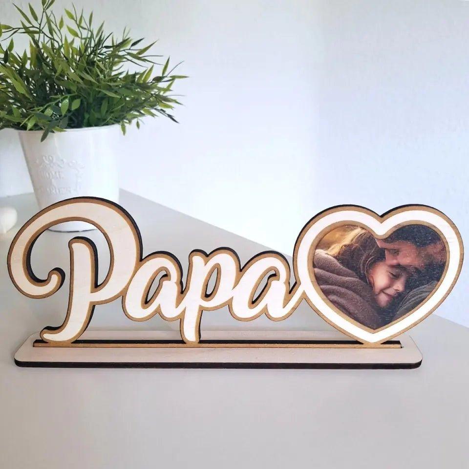 Papa Holzdeko mit Herz und deinem Bild - HalloGeschenk.de #geschenkideen# #personalisiert# #geschenk#