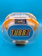 Orangene peacemaker tubbz ente aus pvc in klarer plastikverpackung mit blau gelbem etikett offizielles lizenzprodukt