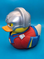 Silberner helmgummi enten in rotem und blauem peacemaker superhero kostüm aus pvc offiziell lizenziertes tubbz sammlerente