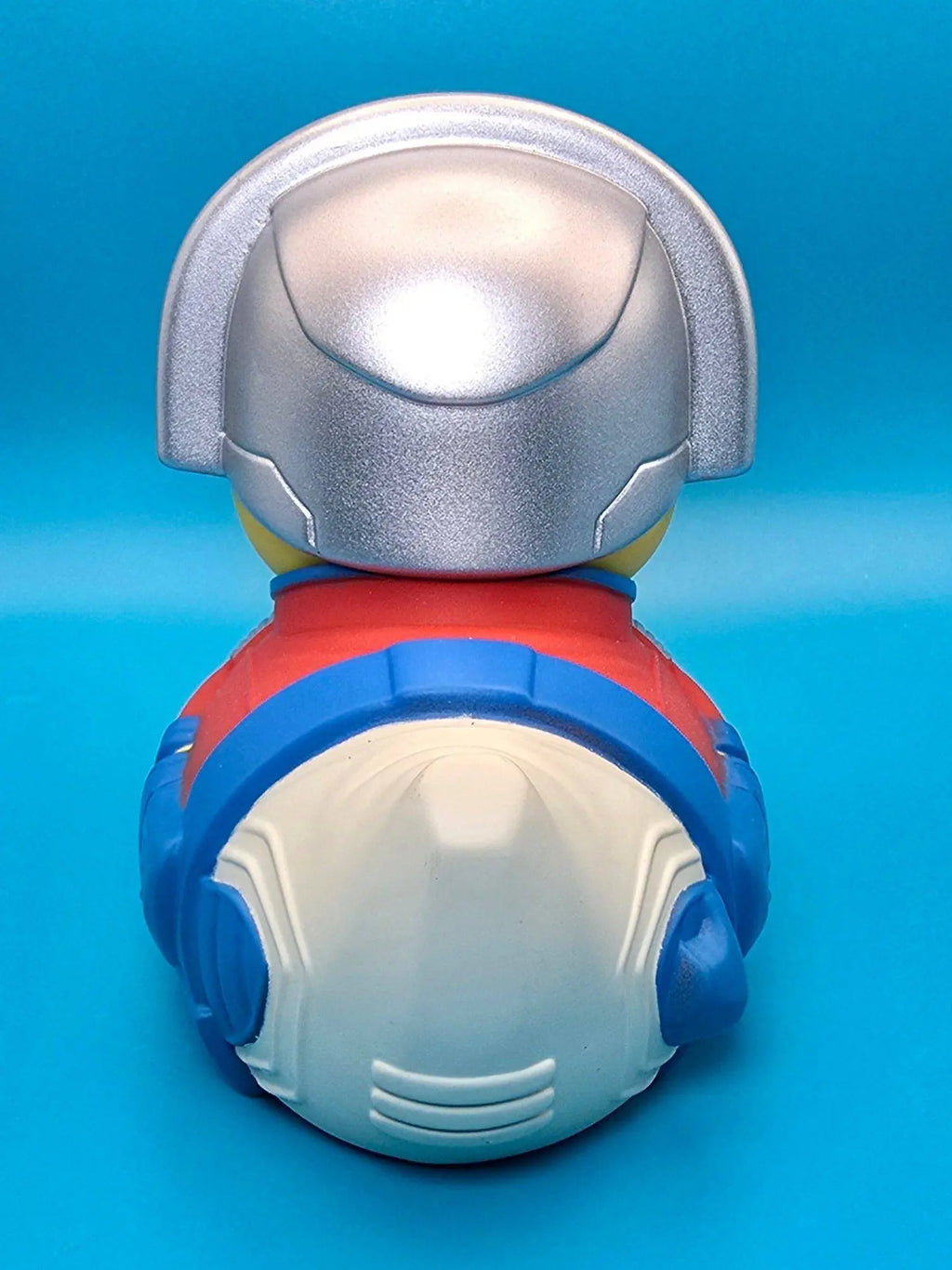 Silberne und blaue pvc tubbz sammlerente peacemaker mit metallischem helm rotem torso und weißer brustplatte