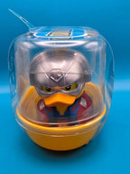 Eine gelbe pvc-ente im peacemaker kostüm mit silbernem helm in klarer verpackung offizielles suicide squad produkt
