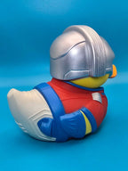 Silberner helmgummi ente im rot blau gelben peacemaker superheldenkostüm aus pvc offizielles suicide squad lizenzprodukt