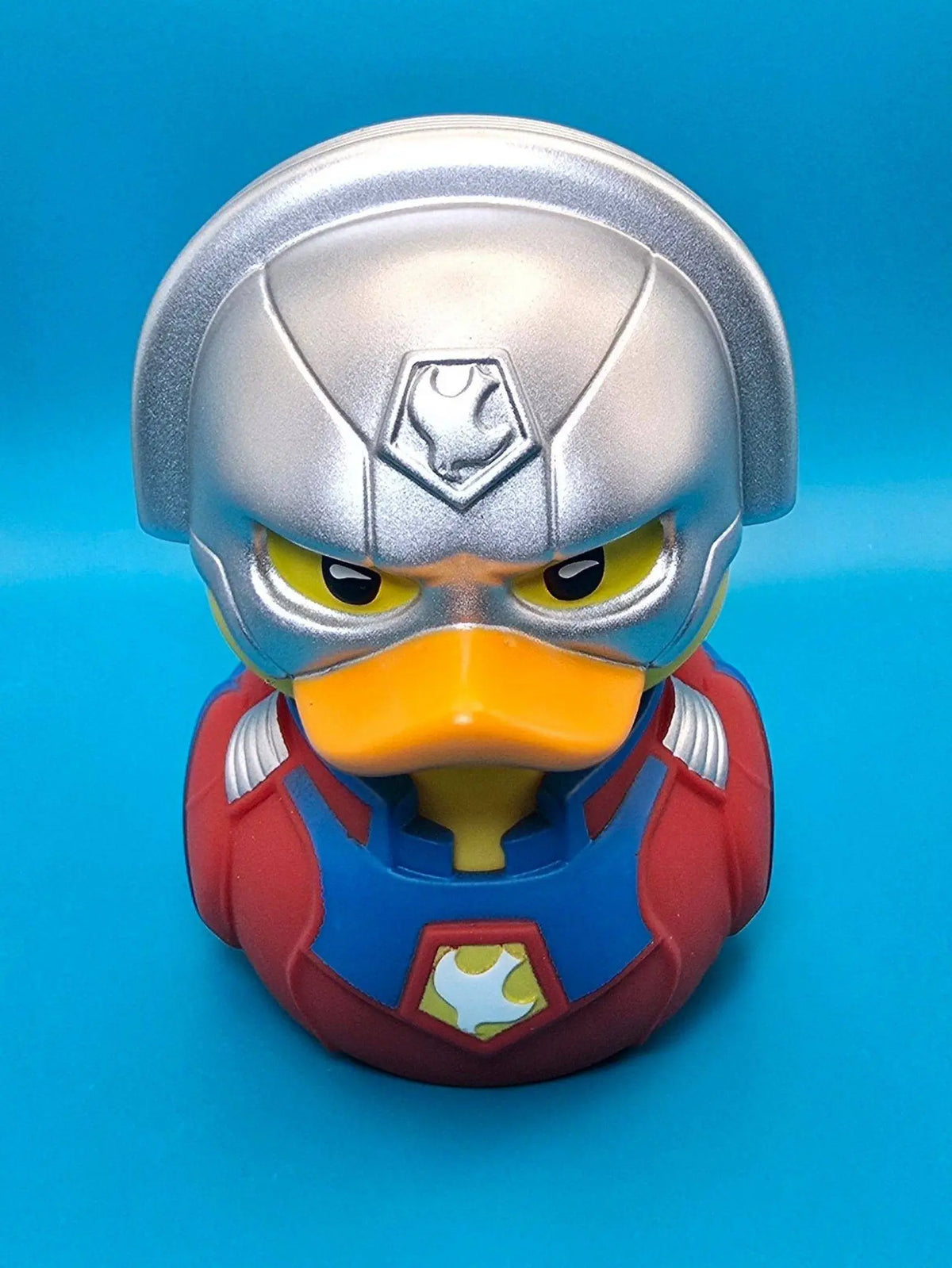 Silber rot peacemaker tubbz sammlerente mit metallhelm gelben augen und blauem brustpanzer aus pvc offizielles lizenzprodukt