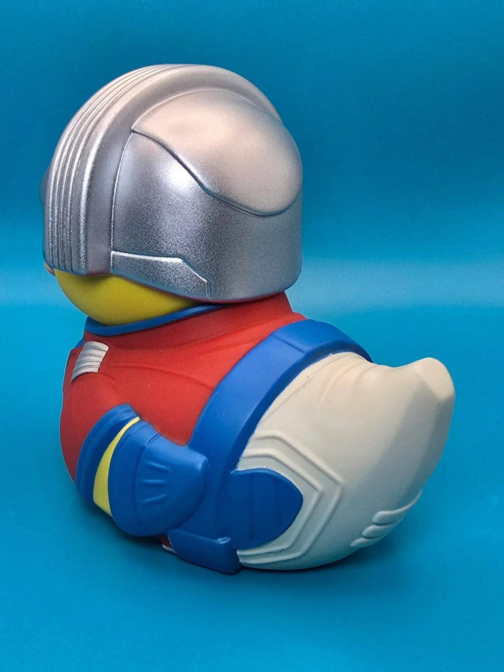 Silberhelmige gummiente im peacemaker superhero kostüm rot blau aus pvc offizelles suicide squad lizenzprodukt