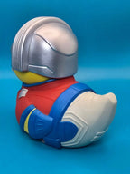 Silberhelmige gummiente im peacemaker superhero kostüm rot blau aus pvc offizelles suicide squad lizenzprodukt