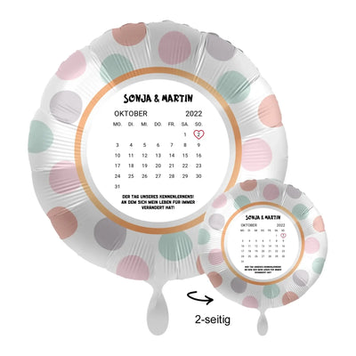 Weiß gepunkteter folienballon 43 cm mit personalisierbarem oktober 2022 kalender für sonja und martin