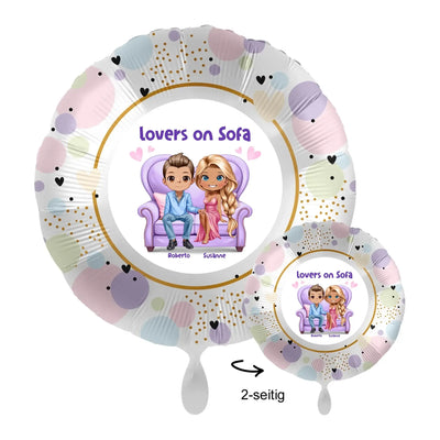 Pastellfarbener beidseitiger folieballon lovers on sofa mit cartoonpaar auf lila sofa mit goldenen punkten und schwarzen herzen