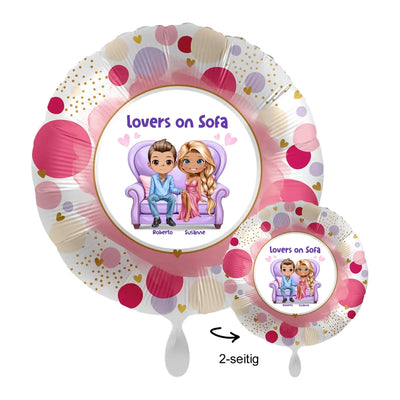 Personalisierbarer 43cm luftballon pink und lila mit punkten und cartoonpaar auf sofa mit namen roberto und susanne