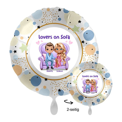 Personalisierbarer 43cm folieballon mit cartoon-paar auf lila sofa namens roberto und susanne mit bunten punkten und sternen