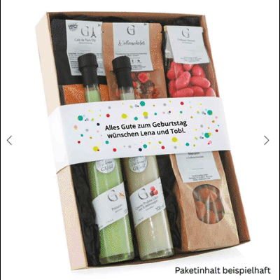 Personalisierbare banderole auf geschenkbox mit grünen und beigen soßenflaschen, roten bonbons und markenverpackungen