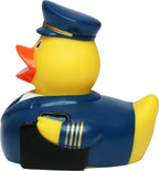 Gelbe quietsche-ente als pilot in blauem uniform mit goldstreifen und schwarzem koffer zum planschen