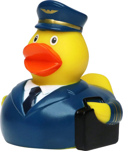 Gelbe quietsche-ente als pilot in blauem uniform mit goldbesatz und schwarzer aktentasche zum baden