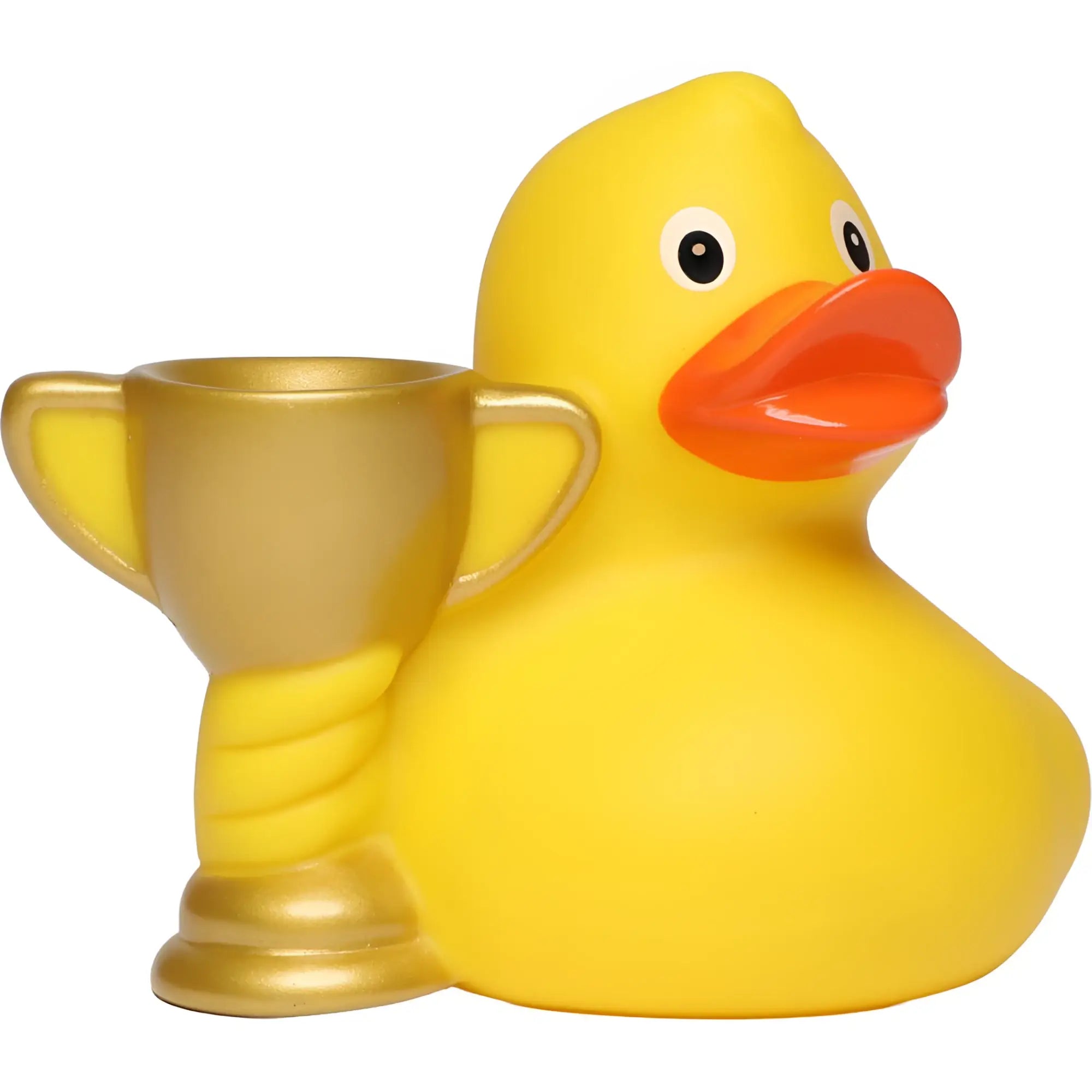 Gelbe quietsche-ente mit orangefarbenem schnabel und schwarzem auge hält goldenen pokal fest