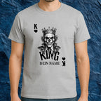 Graues cotton t-shirt mit schwarzem ink grafik von gekröntem skelett und poker symbolen personalisierbar