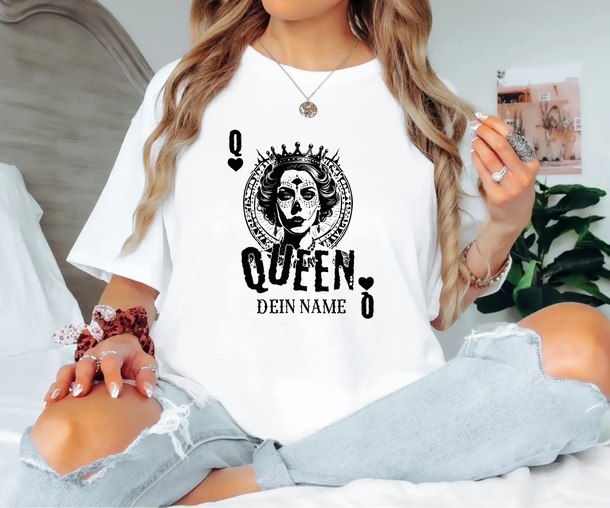 Weißes unisex t-shirt aus softstyle-baumwolle mit schwarzem poker queen grafiken und personalisierbarem wunschname