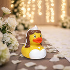 Gelbe quietsche-ente badeente braut mit braunen haaren schleier tiara und spitzenhochzeitskleid