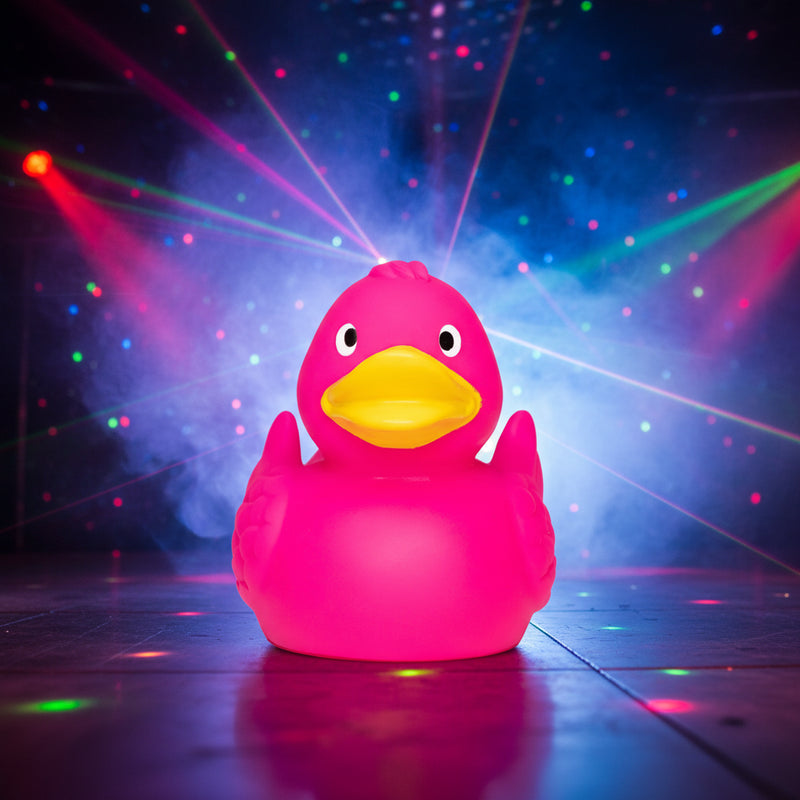Quietsche-ente wings pink mit besonderer federoptik leuchtend pinker gummienten badeente mit gelbem schnabel und schwarzen augen