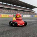 Roter quietsche-ente racer duck mit rotem rennhelm und rennauto mit schwarzen rädern für autorennen spaß