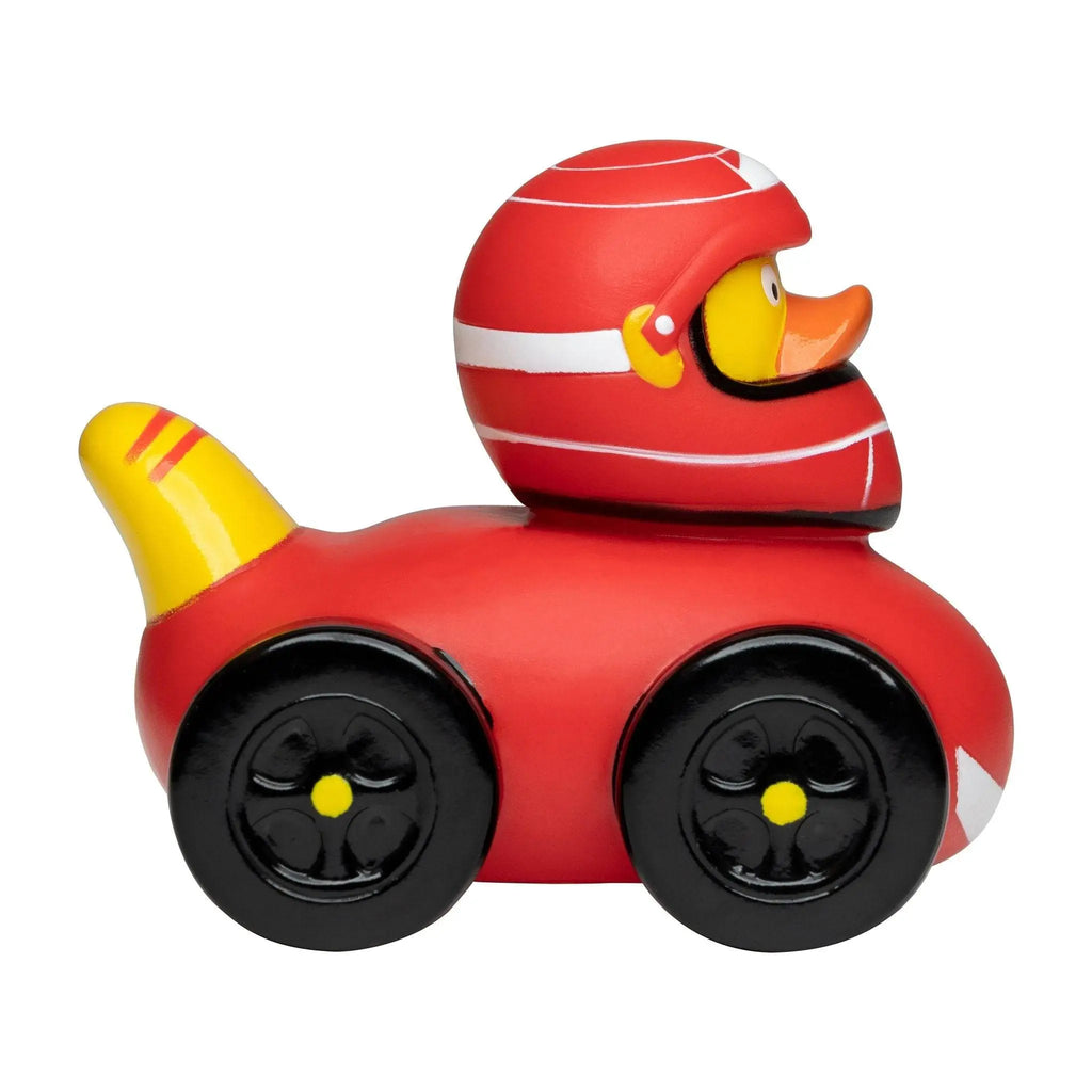 Rote gummiente mit rennhelm auf rotem rennauto mit schwarzen rädern und gelben akzenten aus dem racer duck set