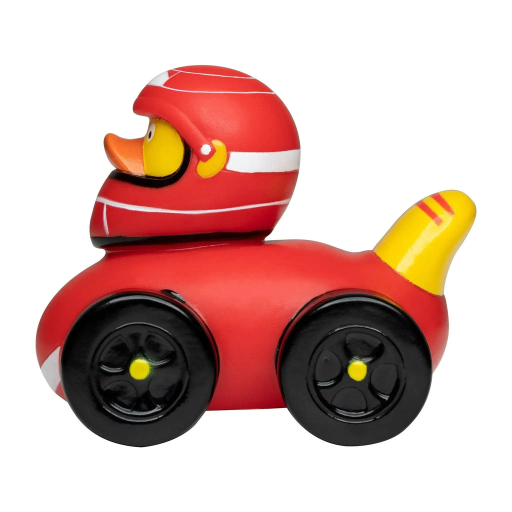 Rote quietsche-ente mit rennhelm im roten rennauto mit schwarzen rädern und gelben akzenten aus dem racer duck set