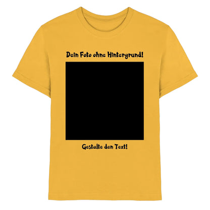 Ein senfgelbes baumwollshirt mit einem schwarzen rechteckigen grafikdruck und deutschem text oben und unten