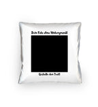 Weißes quadratisches kissen mit schwarzem rechteck und deutschem text in statement-collection design