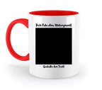 Weiße keramiktasse mit rotem griff und innenfarbe und schwarzem fotofeld mit deutscher rahmenbeschriftung