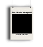 Creamfarbener poster mit schwarztext und mittlerem schwarzen rechteck hängend mit clips aus der statement-collection