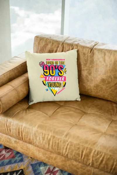 Creamfarbiges retro-kissen mit 90er-Design born in 90s forever young in rosa gelb und blau aus der statement-collection