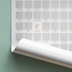Minimalistischer grauweißer monatlicher meilenstein tracker mit goldener schrift und mondillustration für kinder milestones