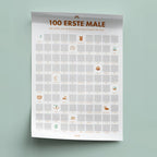 Weißer rubbelposter 100 erste male deines kindes mit braunen symbolen und text von qpari zur erinnerung