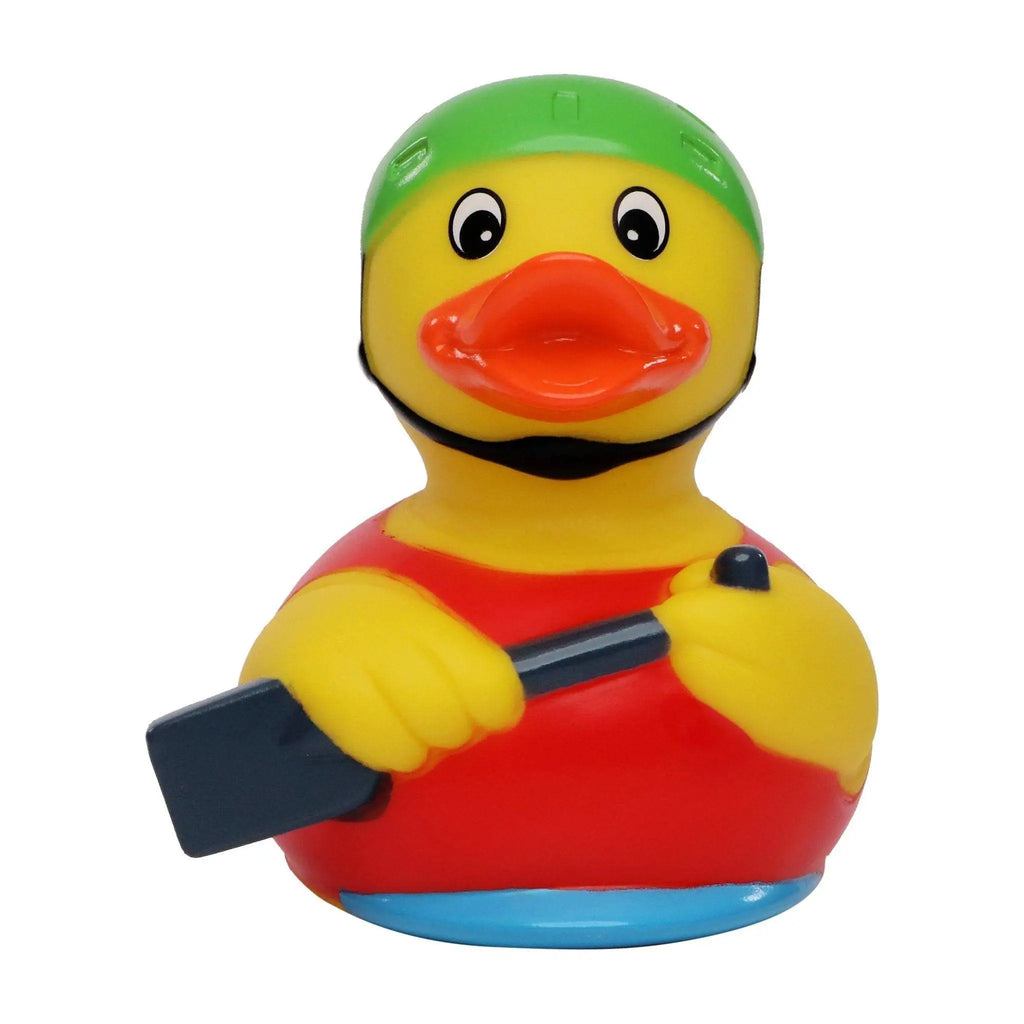 Gelbe quietsche-ente mit grünem helm und roter schwimmweste hält paddel für ruderboot kajak rafting spaß