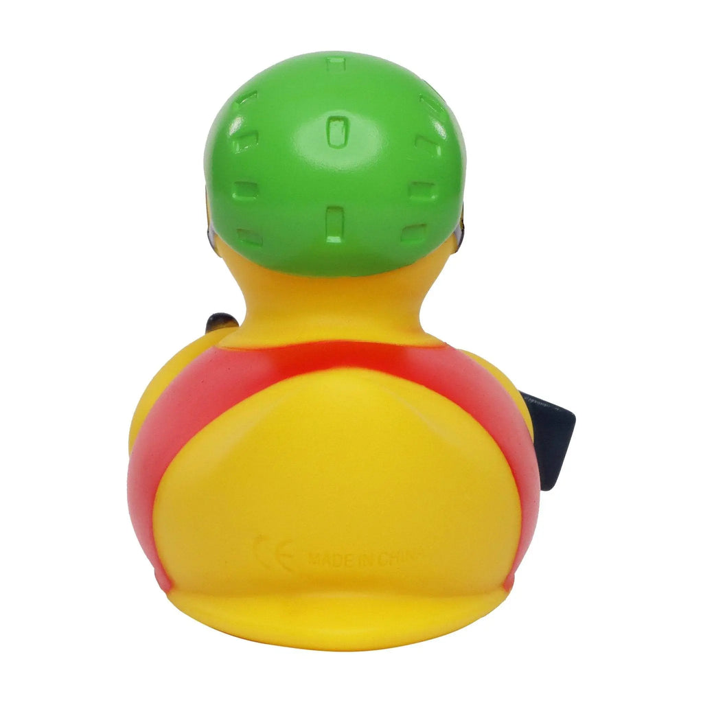 Gelbe quietsche-ente mit grünem schwimmhaube und rotem badeanzug für ruderboot paddel kajak rafting spaß