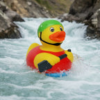 Eine gelbe quietsche-ente mit grünem helm, roter rettungsweste und schwarzem paddel fürs ruderboot und rafting