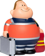 Ein fröhlicher cartoon feuerwehrmann in orange Marine gestreifter uniform mit rotem feuerlöscher und grauem koffer sanitäter bert anti-stress-quetsch-figur
