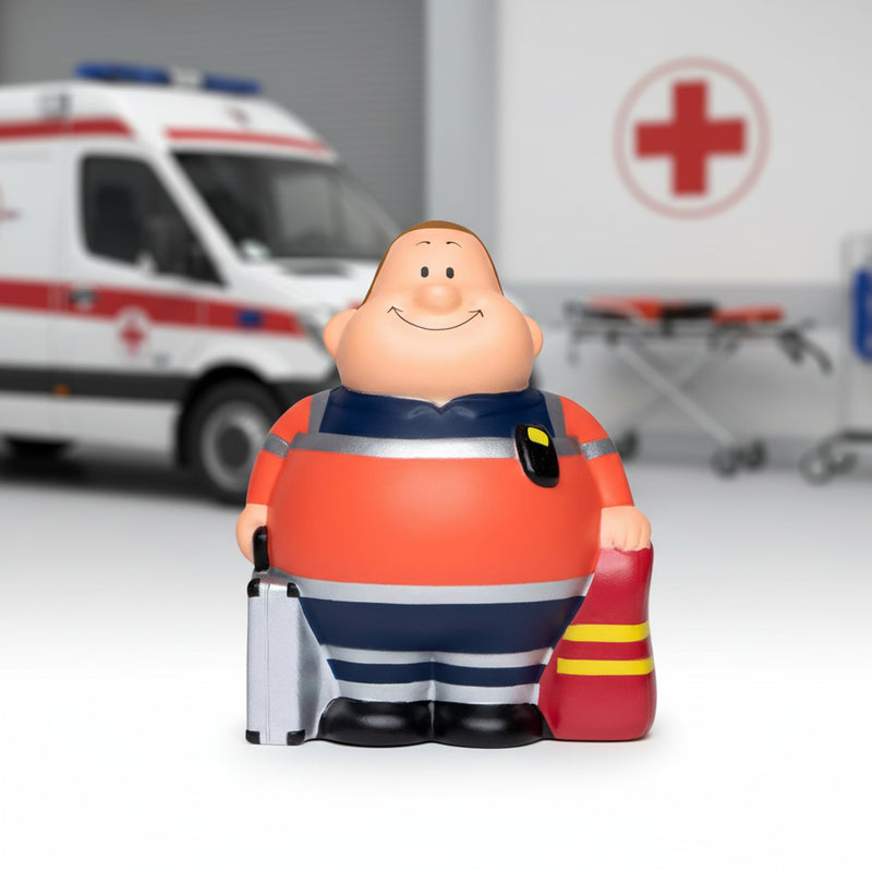 Ein fröhlicher sanitäter bert stressball feuerwehrmann mit orange-blau gestreiftem uniform und feuerlöscher