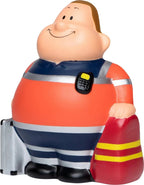 Ein fröhlicher cartoon-feuerwehrmann mit orange-Marine gestreiftem uniform hält roten werkzeugkasten sanitäter bert anti-stress-quetsch-figur