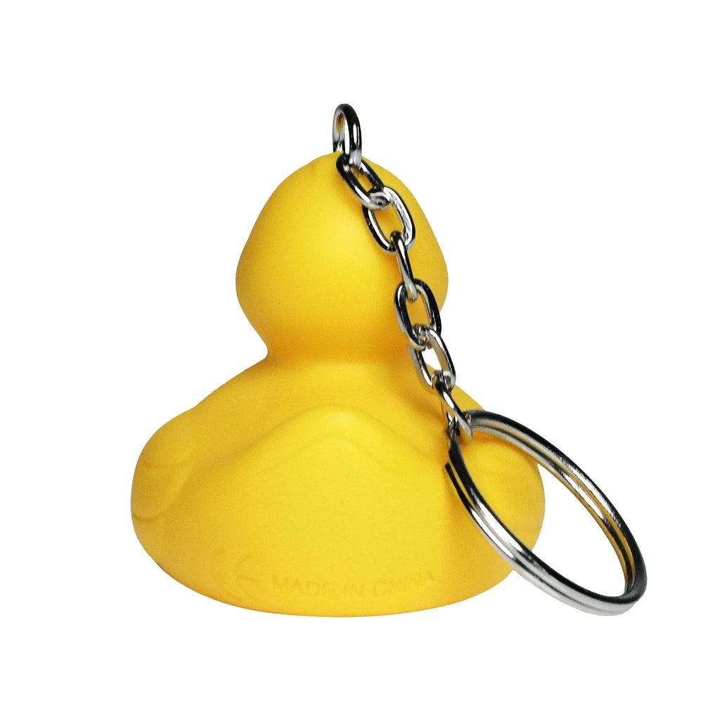 Gelber gummienten schlüsselanhänger mit silberner metallkette und ring als badeente anhänger