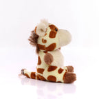 Schlüsselanhänger giraffe aus plüsch mit braun-cremefarbenen punkten und weichem fell als anhänger