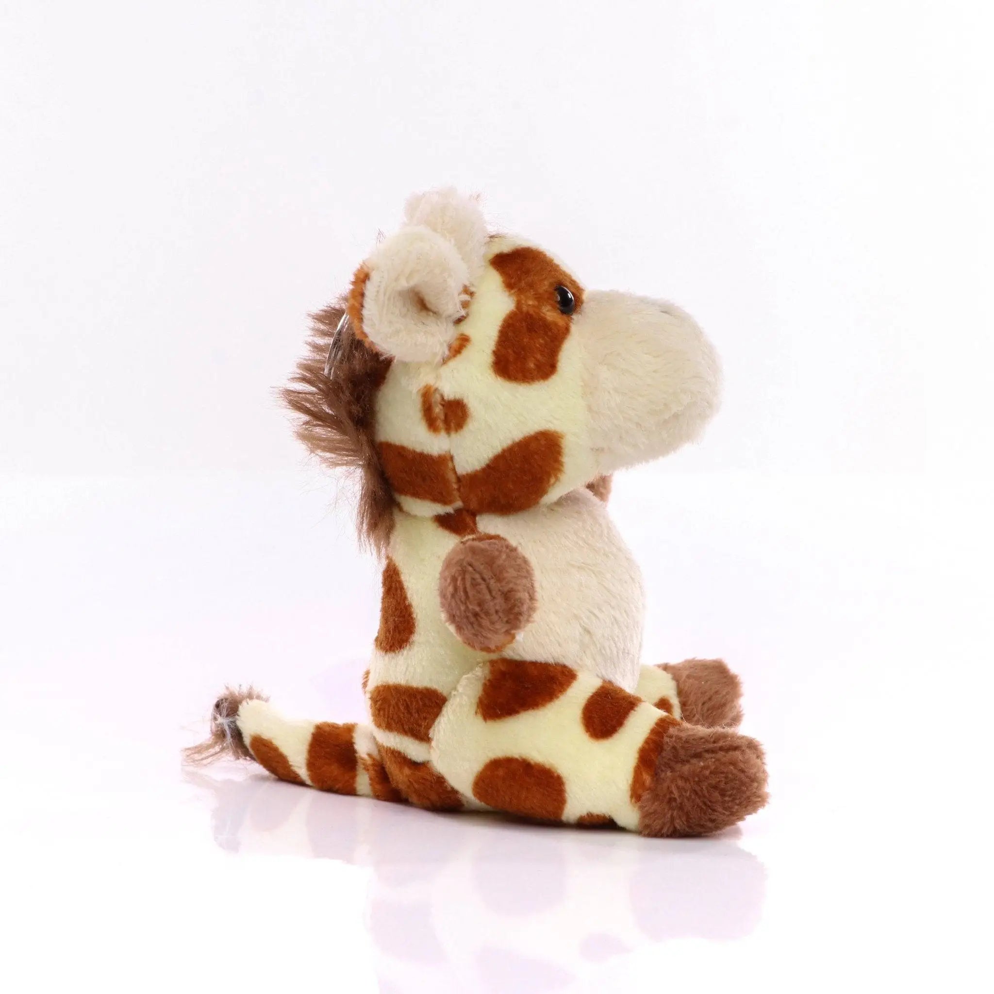 Schlüsselanhänger giraffe aus plüsch mit braun-cremefarbenen punkten und weichem fell als anhänger