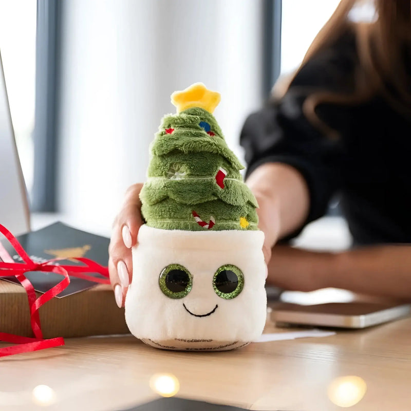 plush christmas tree mit bunt ornaments auf weiß lächelnd marshmallow base aus der schmoozies displayreiniger evergreenies tannenbaum