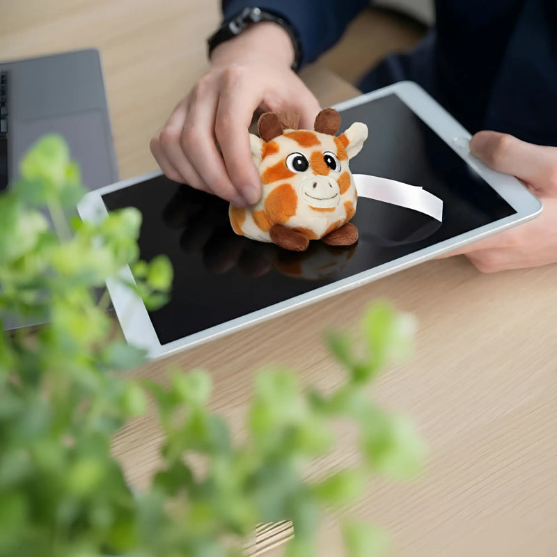 Orange und cremefarbener schmoozies® giraffenplüschreiniger mit braunen ohren und weißer schleife am hals